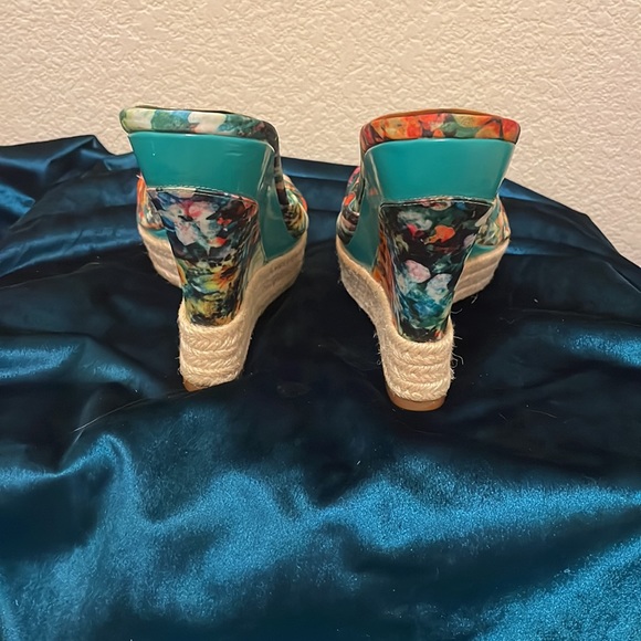 Size 9 Gianni Bini multicolored floral wedges - Picture 3 of 3